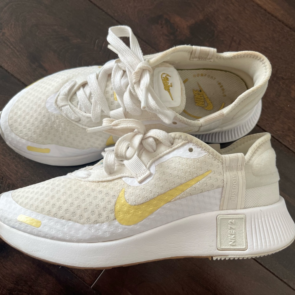 White Nike Reposto NKE72 size US 6